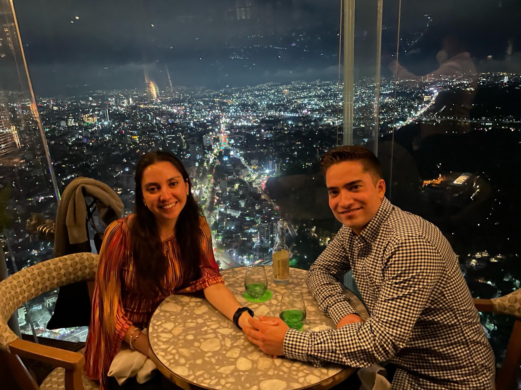 Marilú y Enrique en una cena romántica con vista a la ciudad