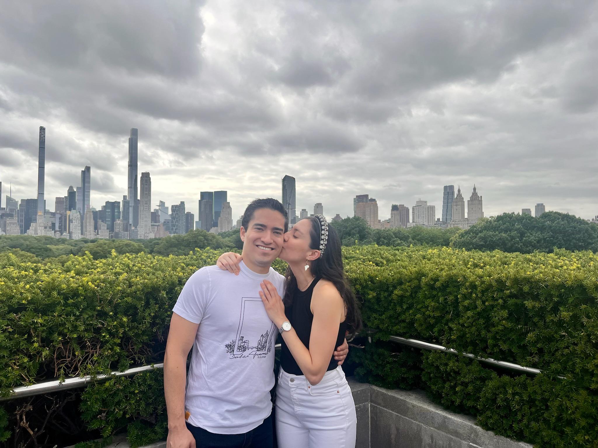 Marilú y Enrique con el skyline de Nueva York de fondo