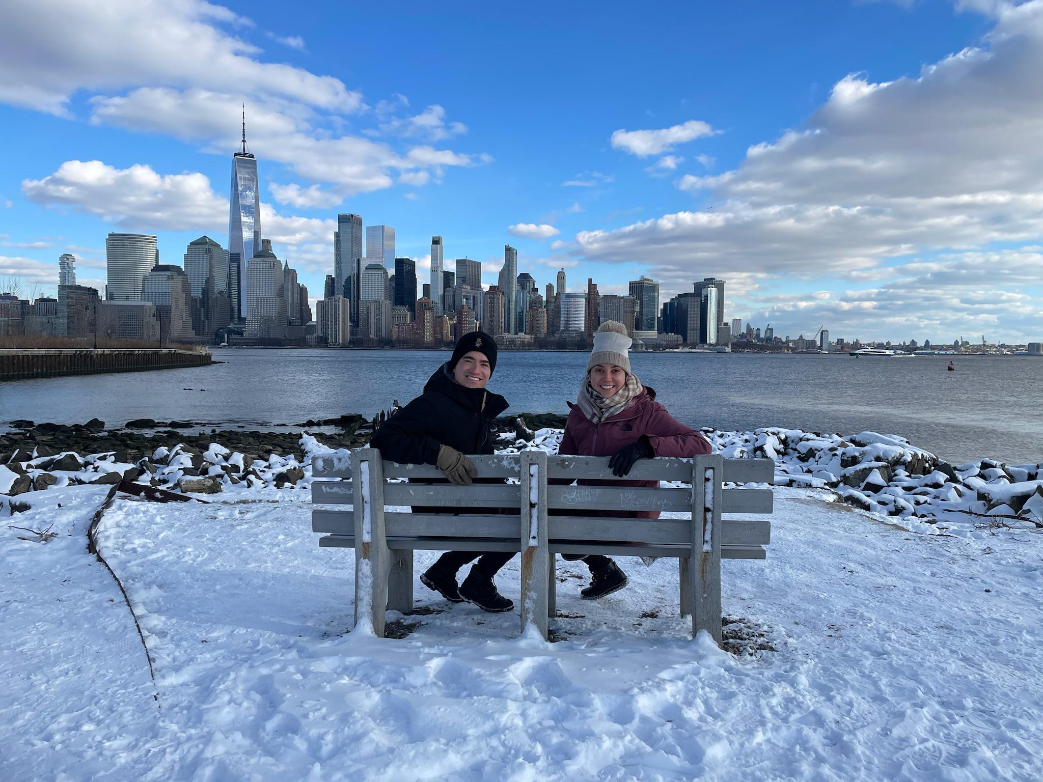 Marilú y Enrique en la nieve con el skyline de Nueva York
