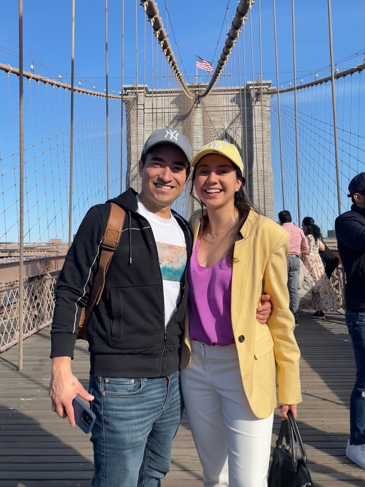 Marilú y Enrique en el Puente de Brooklyn