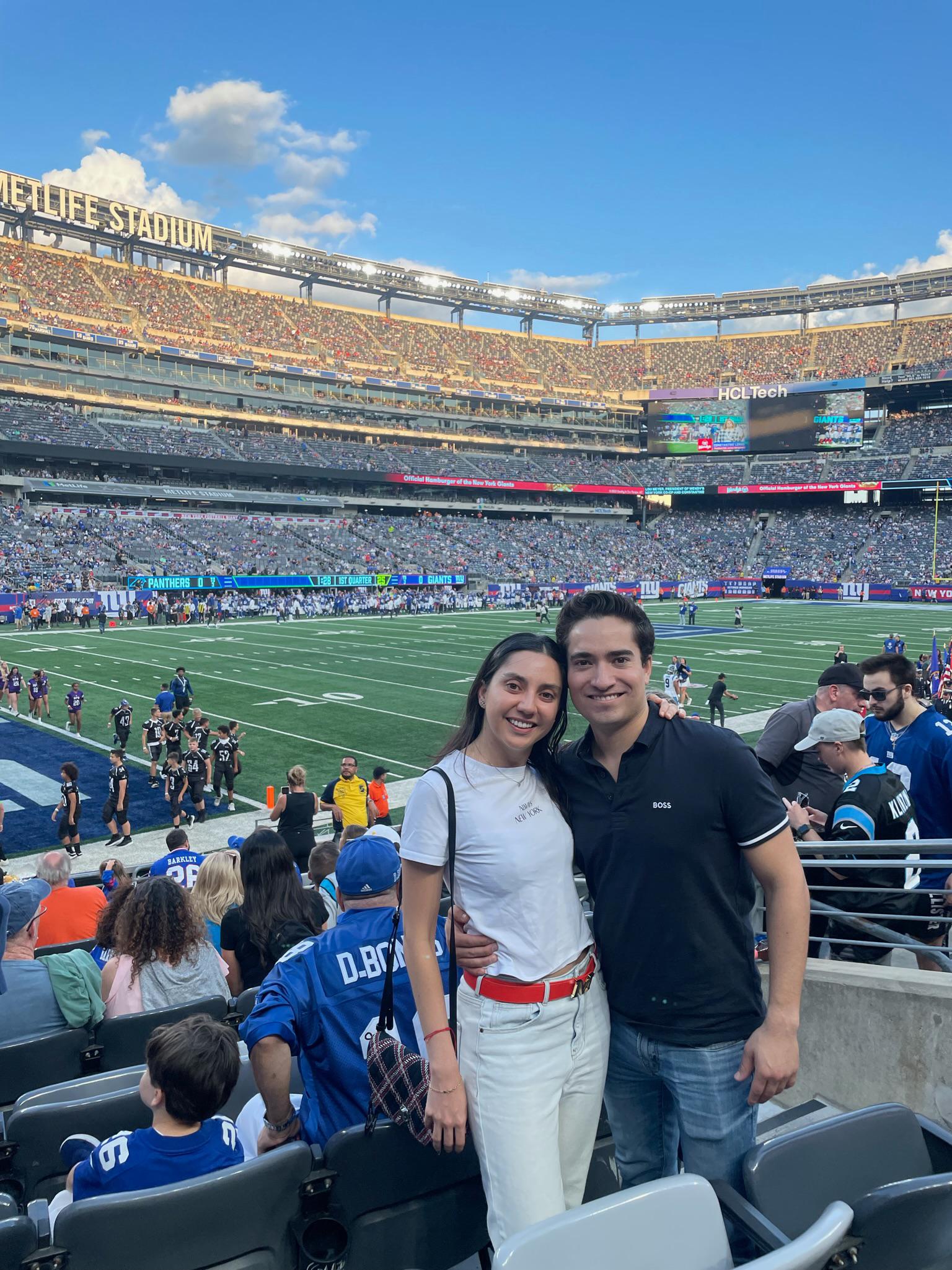 Marilú y Enrique en el estadio MetLife